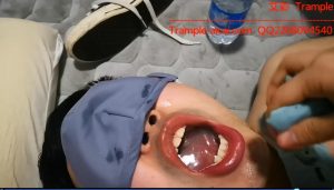 可欣女王用奴的嘴巴洗袜子洗脚洗鞋